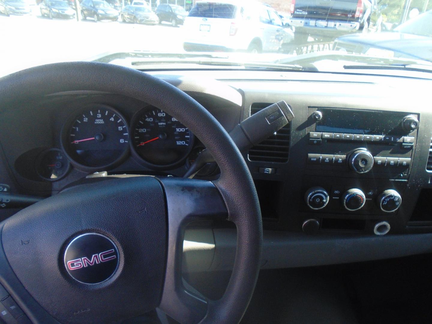 2008 GMC Sierra 1500 SLE1 Long Box 2WD (1GTEC14X28Z) with an 4.3L V6 OHV 12V engine, 4-Speed Automatic transmission, located at 6112 N Florida Avenue, Tampa, FL, 33604, (888) 521-5131, 27.954929, -82.459534 - Photo#8